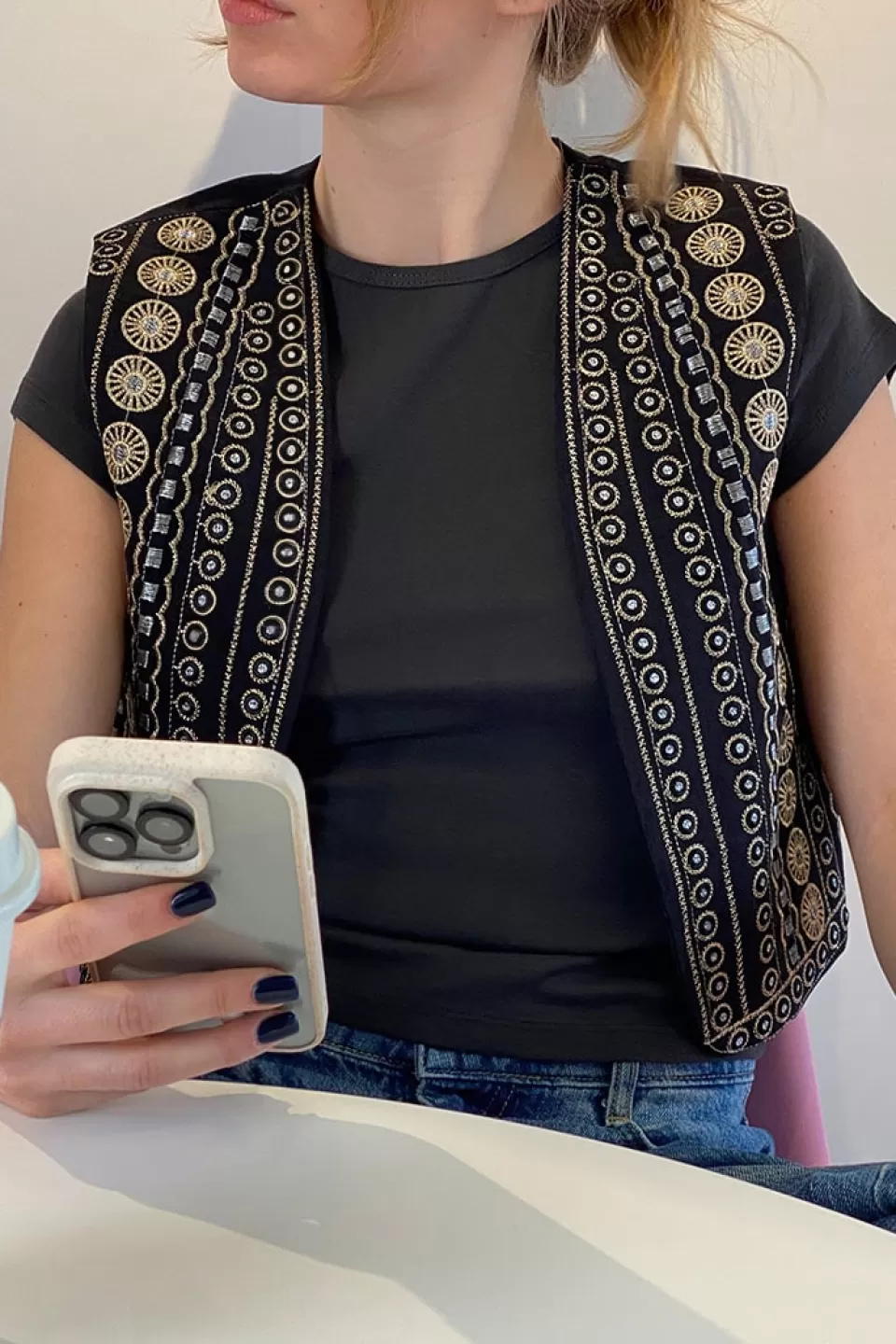 gilet_con_ricami_324503.webp Subdued Gilet con ricami