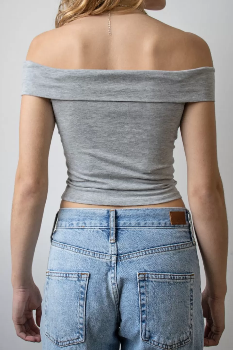 tshirt_off_shoulders_322710.webp Subdued T-shirt off shoulders