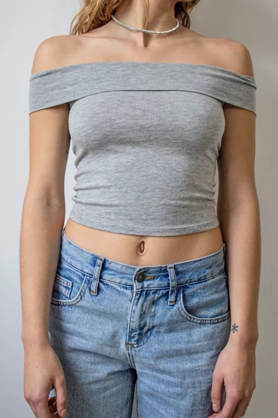 tshirt_off_shoulders_322712.webp Subdued T-shirt off shoulders