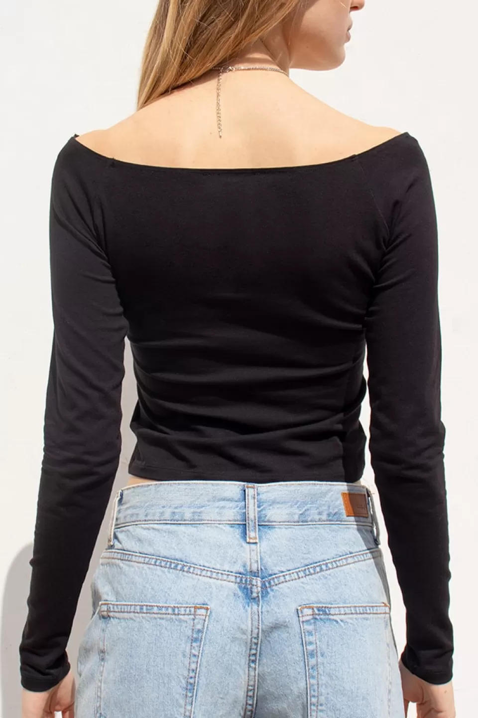 tshirt_offshoulders_322533.webp Subdued T-shirt off-shoulders